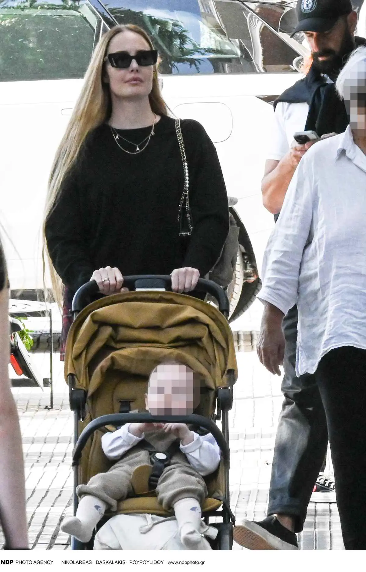 Καλλιμούκου – Παραδείσης: Περίπατος στο Κολωνάκι με τον γιο τους (Εικόνες) 9 Η Αντωνία Καλλιμούκου με τον γιο της