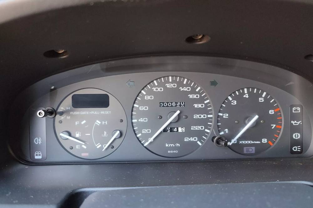 «Ζελατίνα» Mazda 323F με μόλις 630 χλμ. σαν να κυκλοφόρησε χθες!