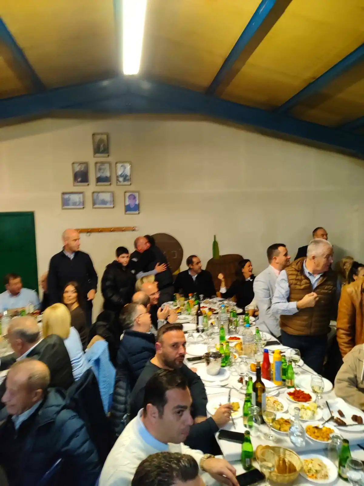 Φλώρινα: Νίκος Δένδιας, Νίκη Κεραμέως και άλλοι υπουργοί και βουλευτές της ΝΔ, έδωσαν το «παρών» σε παραδοσιακό βράσιμο τσίπουρου 10 Φλώρινα: Νίκος Δένδιας, Νίκη Κεραμέως και άλλοι υπουργοί και βουλευτές της ΝΔ, έδωσαν το «παρών» σε παραδοσιακό βράσιμο τσίπουρου