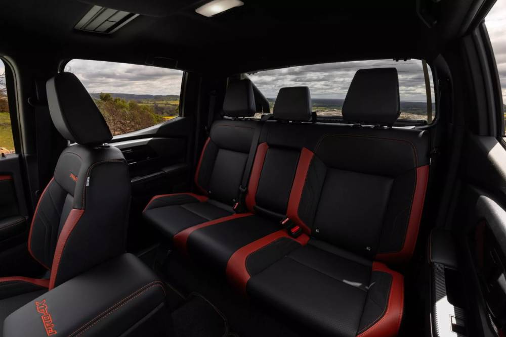 2026-Nissan-Navara-PRO-4X-19-2048x1366