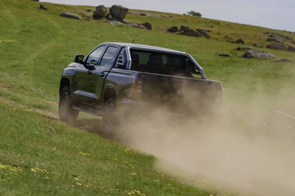 2026-Nissan-Navara-ST-X-3-2048x1366