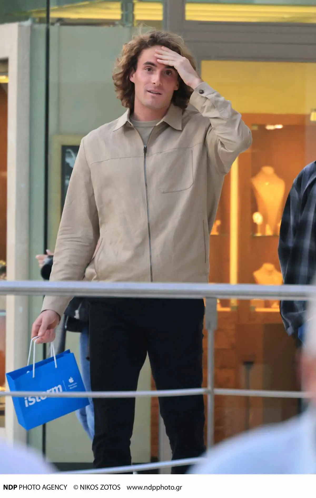 Τσιτσιπάς: Χαλαρή βόλτα με τη 17χρονη αδελφή του στη Γλυφάδα - (Φωτογραφίες)