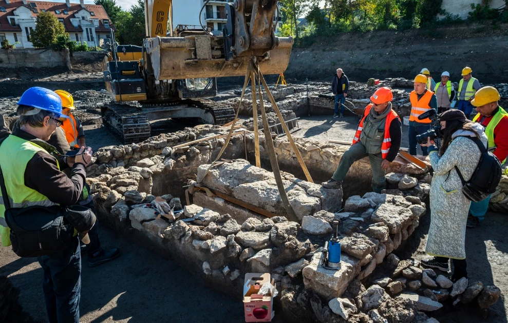 Ουγγαρία: Βρέθηκε άριστα διατηρημένη ρωμαϊκή σαρκοφάγος στη Βουδαπέστη – Δείτε φωτογραφίες