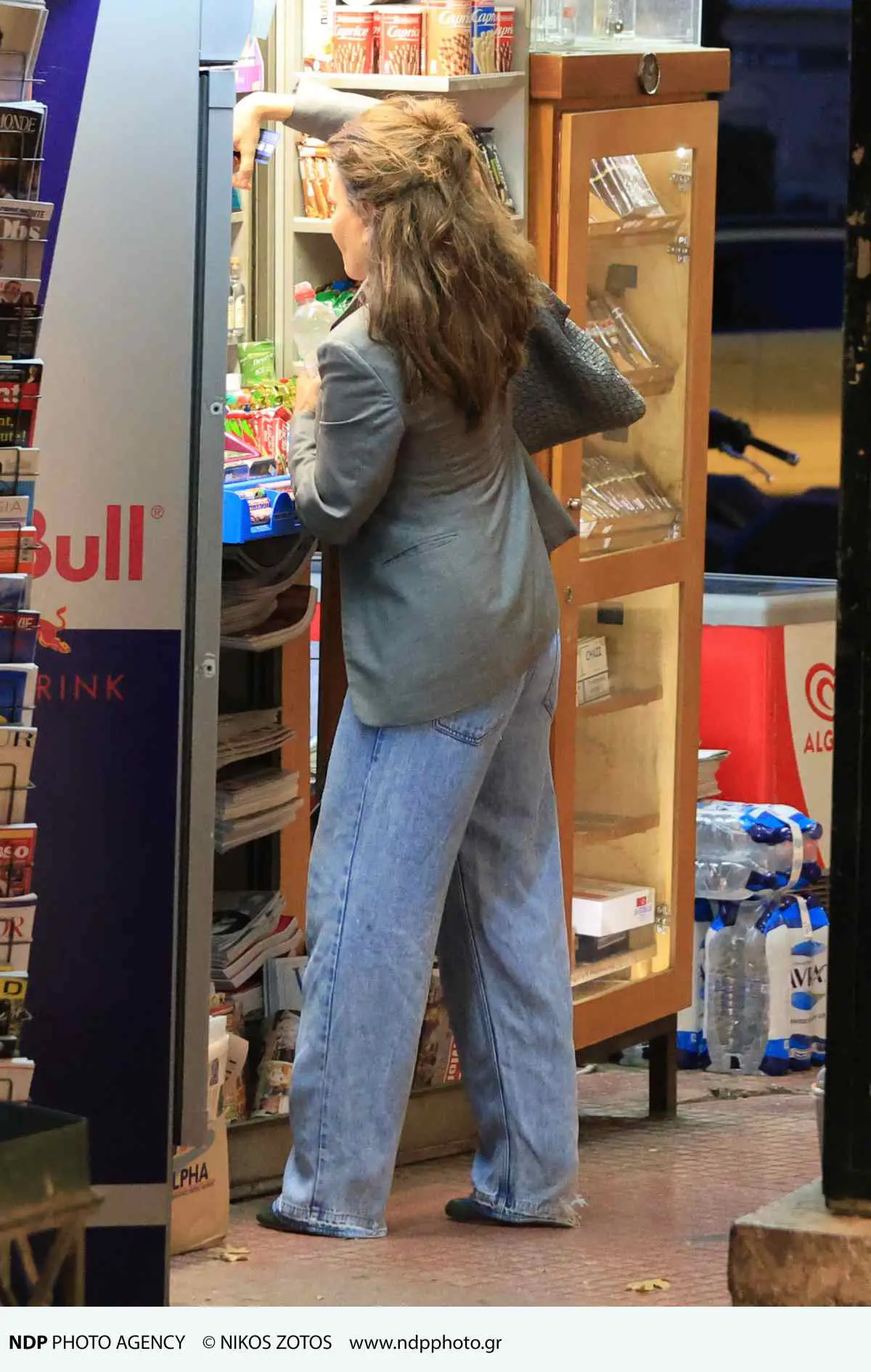 Η Δήμητρα Ματσούκα στο Κολωνάκι – Ξέγνοιαστη περιήγηση και στάση στο περίπτερο (Φωτογραφίες) 10 Δήμητρα Ματσούκα