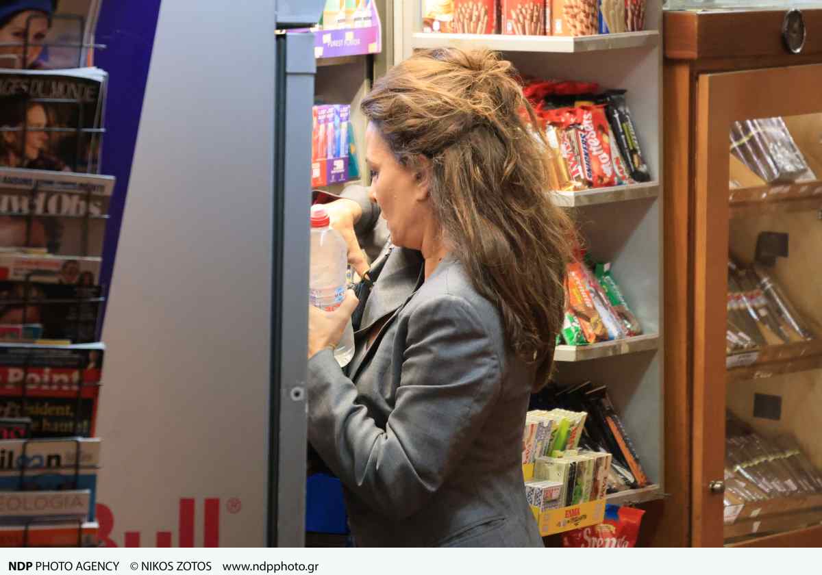 Η Δήμητρα Ματσούκα στο Κολωνάκι – Ξέγνοιαστη περιήγηση και στάση στο περίπτερο (Φωτογραφίες) 9 Δήμητρα Ματσούκα