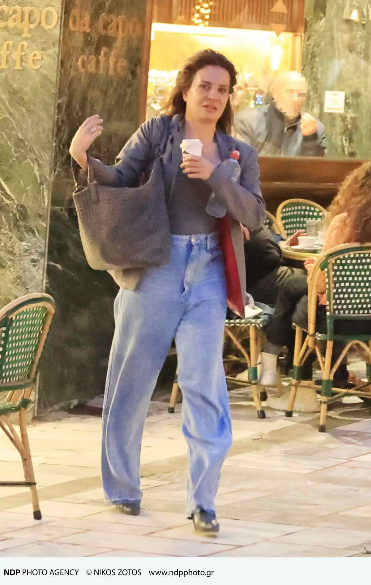 Η Δήμητρα Ματσούκα στο Κολωνάκι – Ξέγνοιαστη περιήγηση και στάση στο περίπτερο (Φωτογραφίες) 8 Δήμητρα Ματσούκα