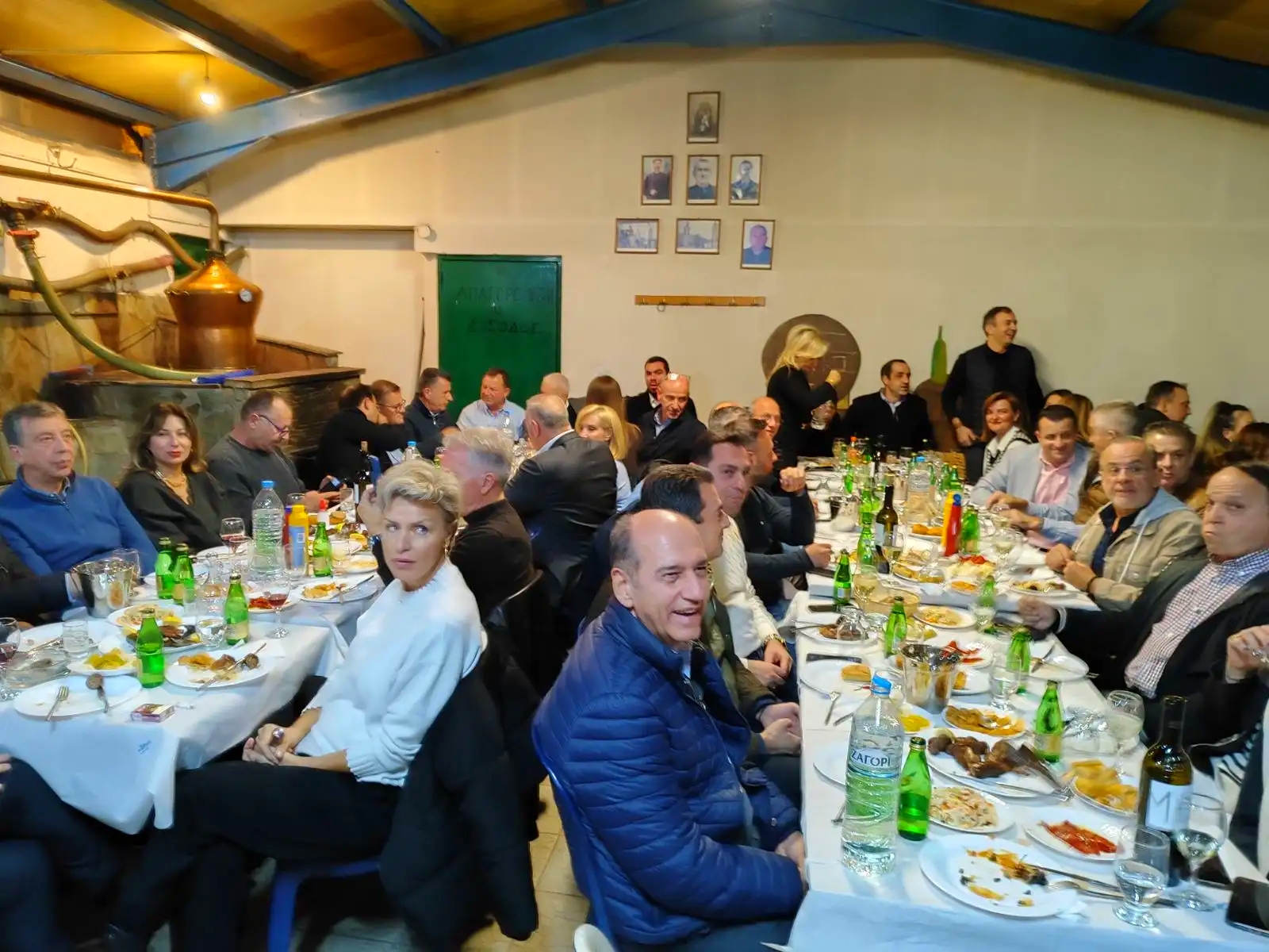 Φλώρινα: Νίκος Δένδιας, Νίκη Κεραμέως και άλλοι υπουργοί και βουλευτές της ΝΔ, έδωσαν το «παρών» σε παραδοσιακό βράσιμο τσίπουρου 12 Φλώρινα: Νίκος Δένδιας, Νίκη Κεραμέως και άλλοι υπουργοί και βουλευτές της ΝΔ, έδωσαν το «παρών» σε παραδοσιακό βράσιμο τσίπουρου