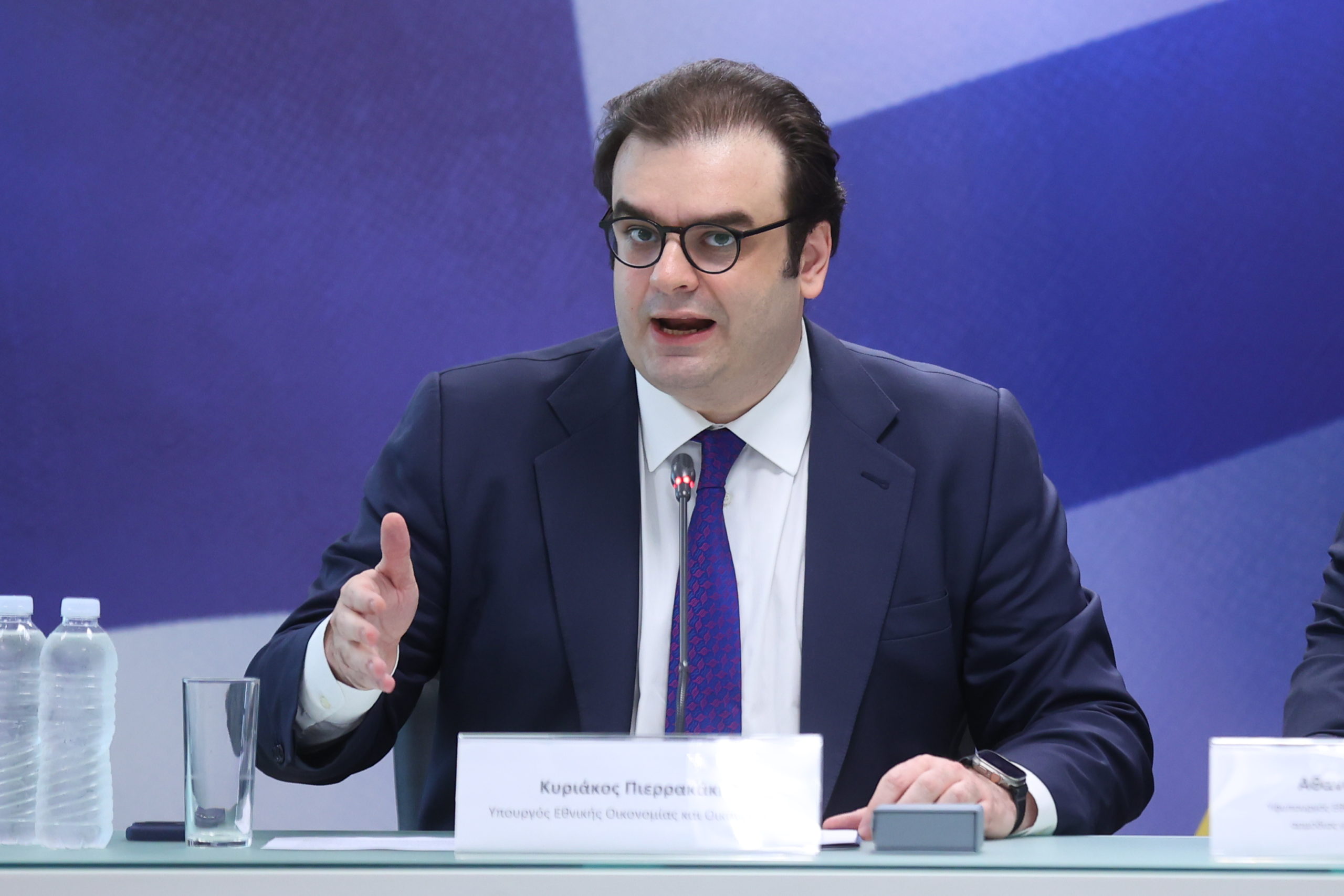 Ζωντανά – Η συνέντευξη Τύπου Πιερρακάκη – Πετραλιά για την παρουσίαση του Προϋπολογισμού 2026