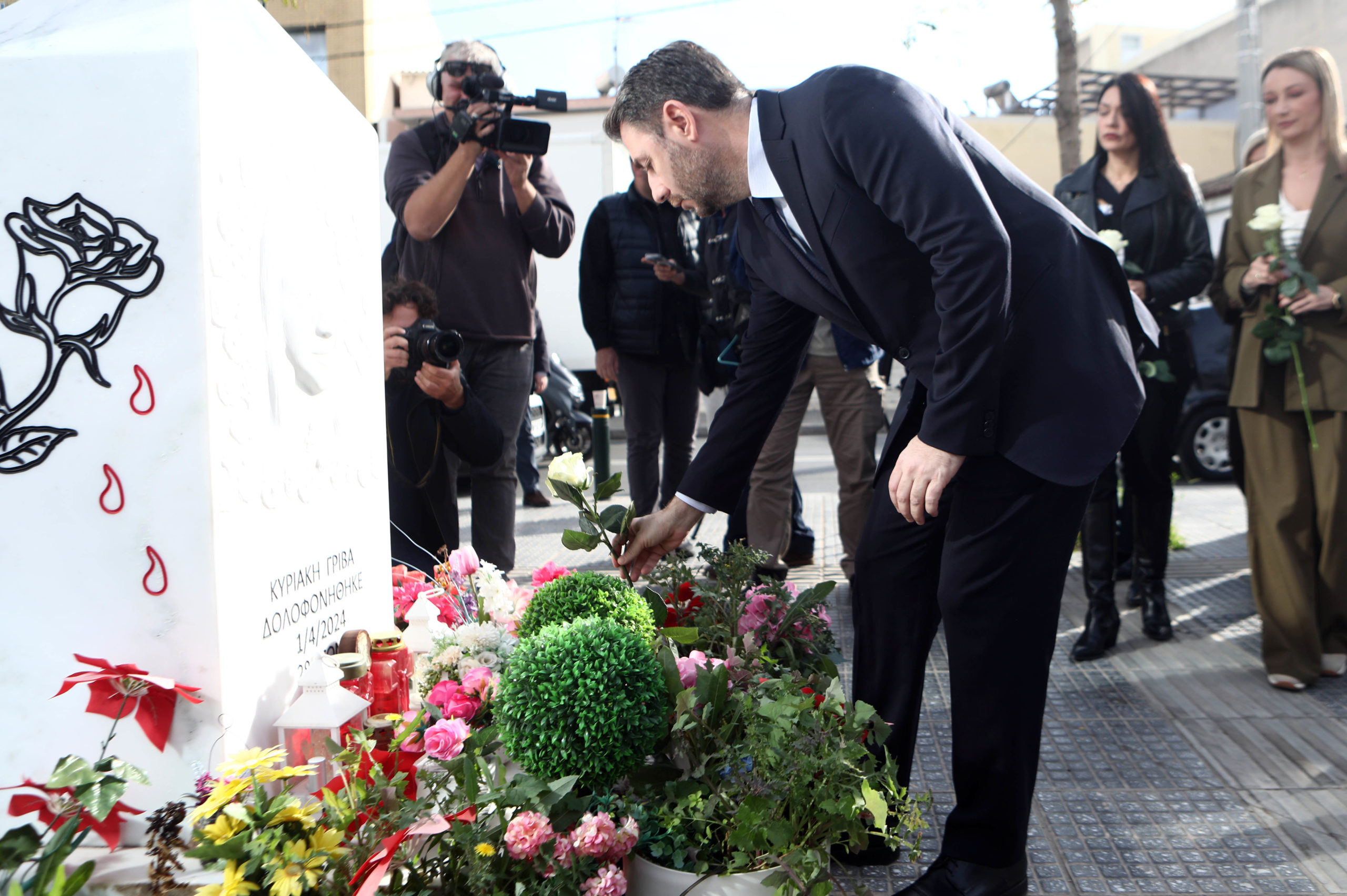 Ανδρουλάκης: Κατέθεσε λουλούδια στο μνημείο της Κυριακής Γρίβα – «Πρέπει να δράσουμε ενάντια στη βία κατά των γυναικών» 5 Νίκος Ανδρουλάκης, ΠΑΣΟΚ, λουλούδια, Κυριακή Γρίβα