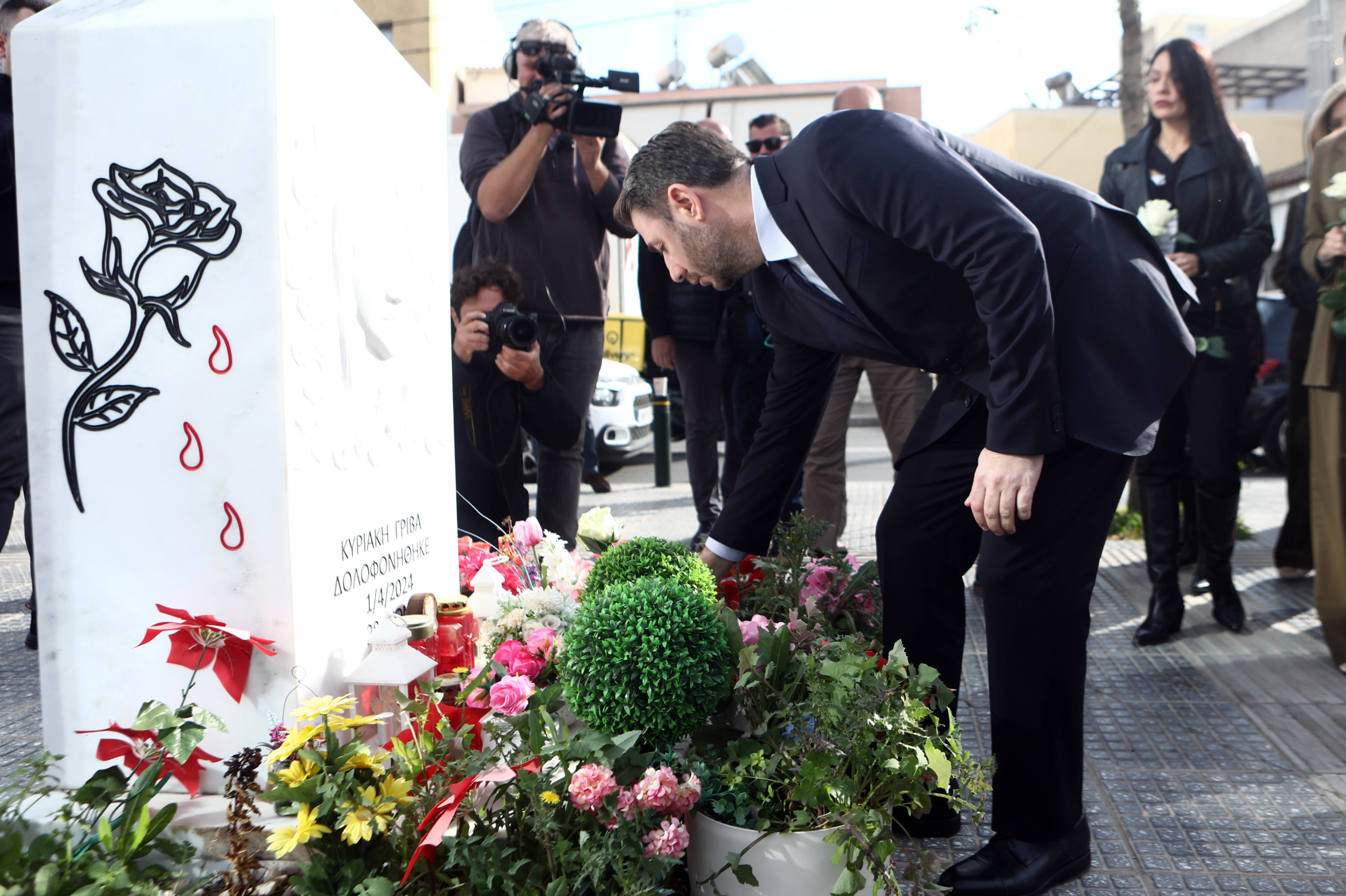 Ανδρουλάκης: Κατέθεσε λουλούδια στο μνημείο της Κυριακής Γρίβα – «Πρέπει να δράσουμε ενάντια στη βία κατά των γυναικών» 4 Νίκος Ανδρουλάκης, ΠΑΣΟΚ, λουλούδια, Κυριακή Γρίβα