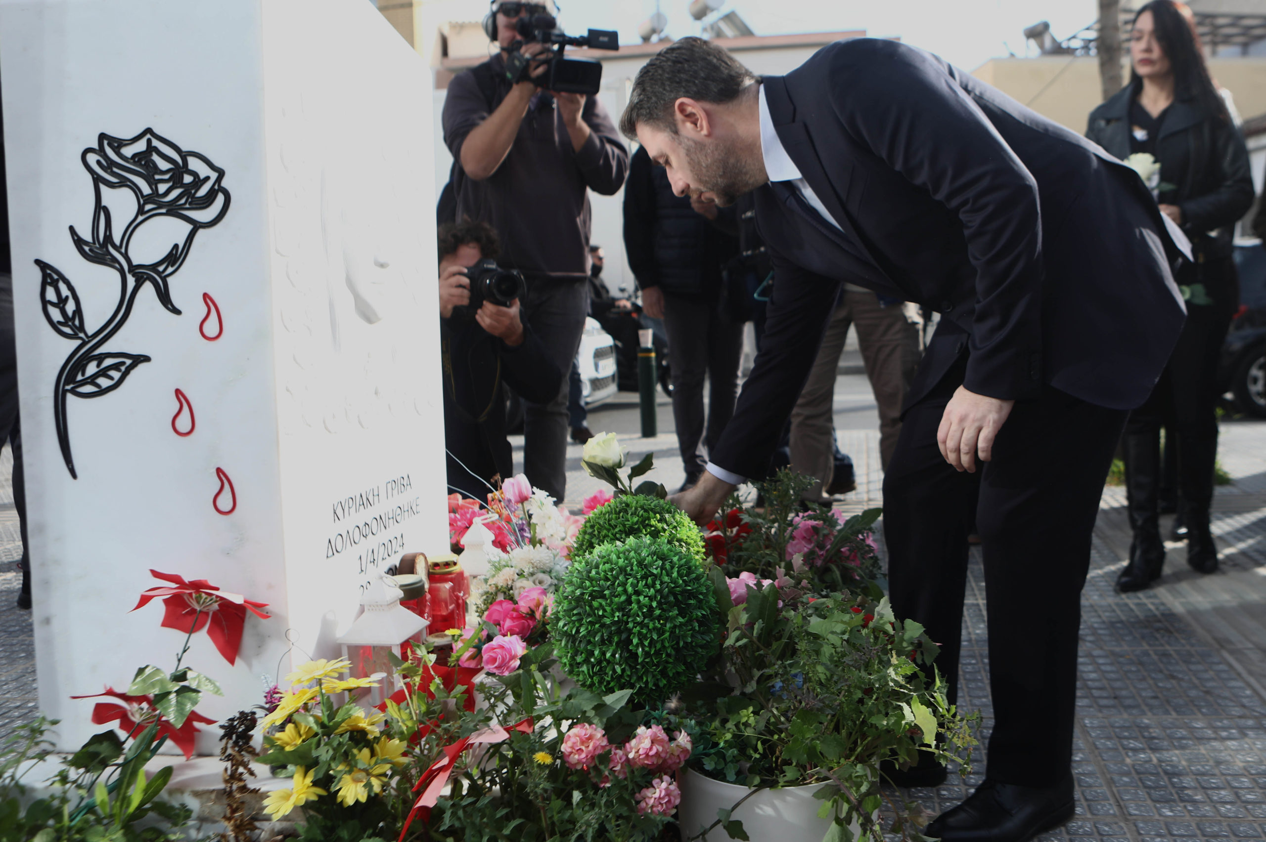 Ανδρουλάκης: Κατέθεσε λουλούδια στο μνημείο της Κυριακής Γρίβα – «Πρέπει να δράσουμε ενάντια στη βία κατά των γυναικών» 6 Νίκος Ανδρουλάκης, ΠΑΣΟΚ, λουλούδια, Κυριακή Γρίβα