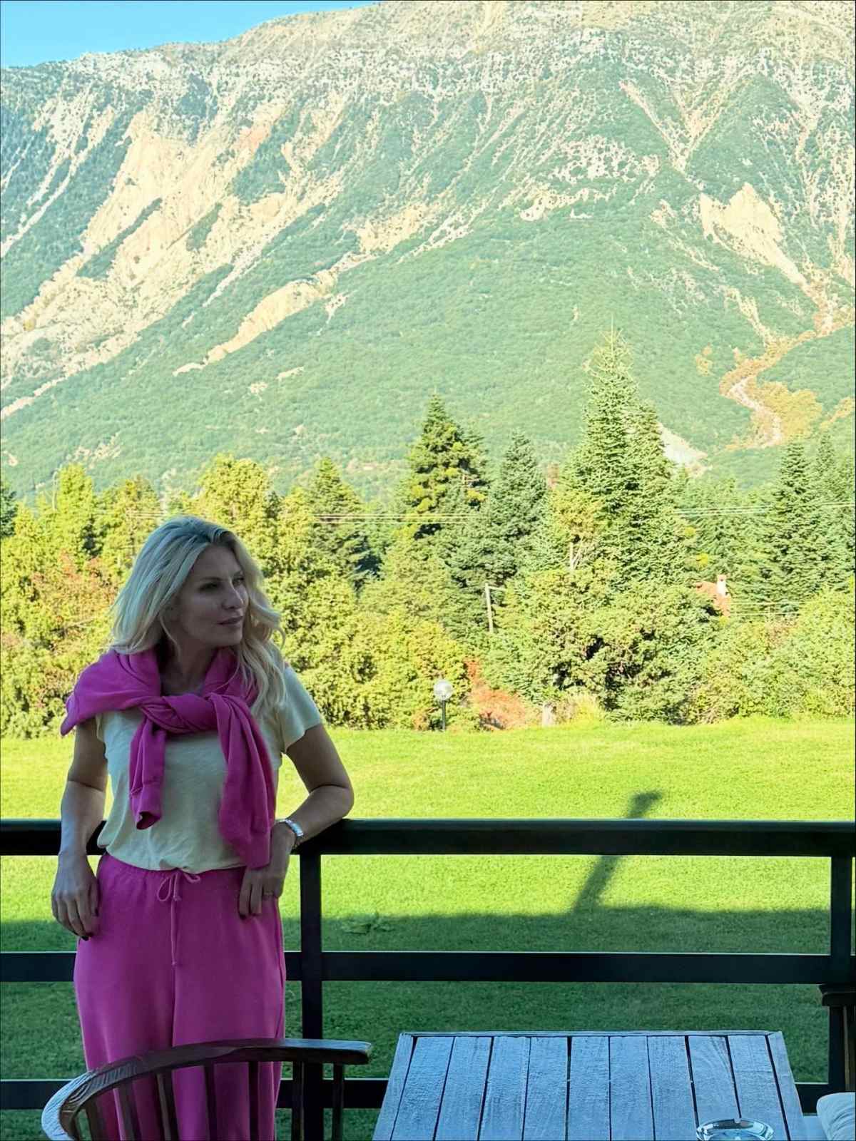 Ελένη Μενεγάκη: Για ιππασία στα Ζαγοροχώρια μαζί με την Μαρίνα και τον Παντζόπουλο (Φωτογραφίες)