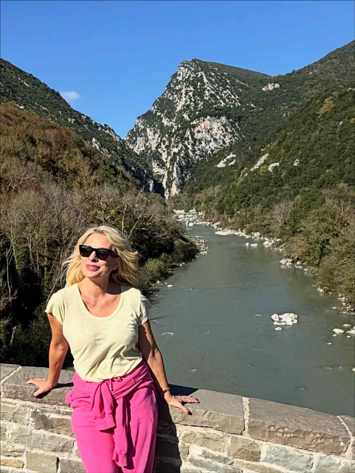 Ελένη Μενεγάκη: Για ιππασία στα Ζαγοροχώρια μαζί με την Μαρίνα και τον Παντζόπουλο (Φωτογραφίες)