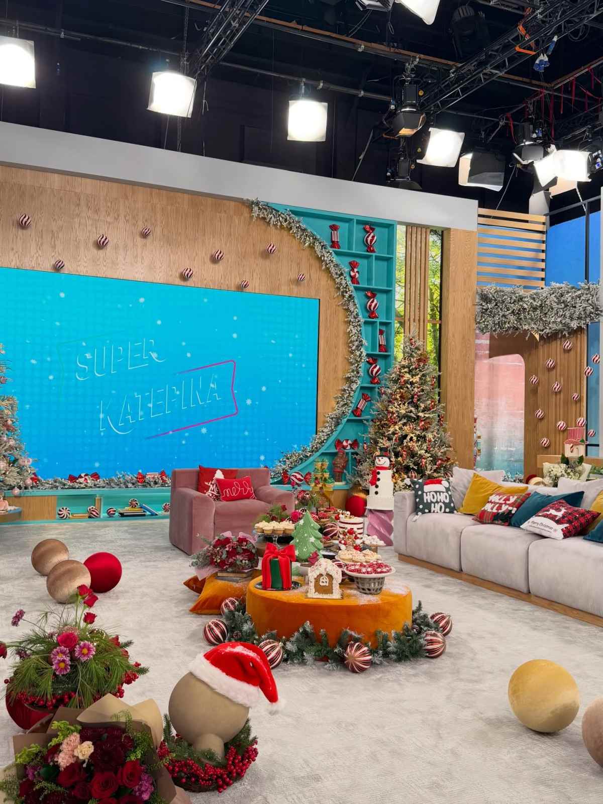 Κατερίνα Καινούργιου: «Φέτος νιώθω πιο ευσυγκίνητη» – Η δημοσίευση για τη γιορτή της 10 Το στολισμένο πλατό του Super Κατερίνα