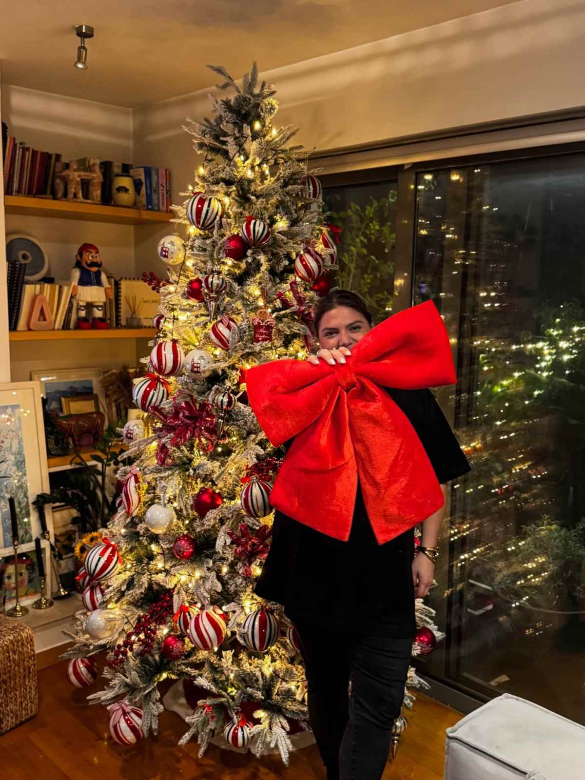 Μπάρκα: Στόλισε το σπίτι της - Η βαφτισιμιά της ανέβηκε στην κορυφή του δέντρου (Φωτογραφίες)