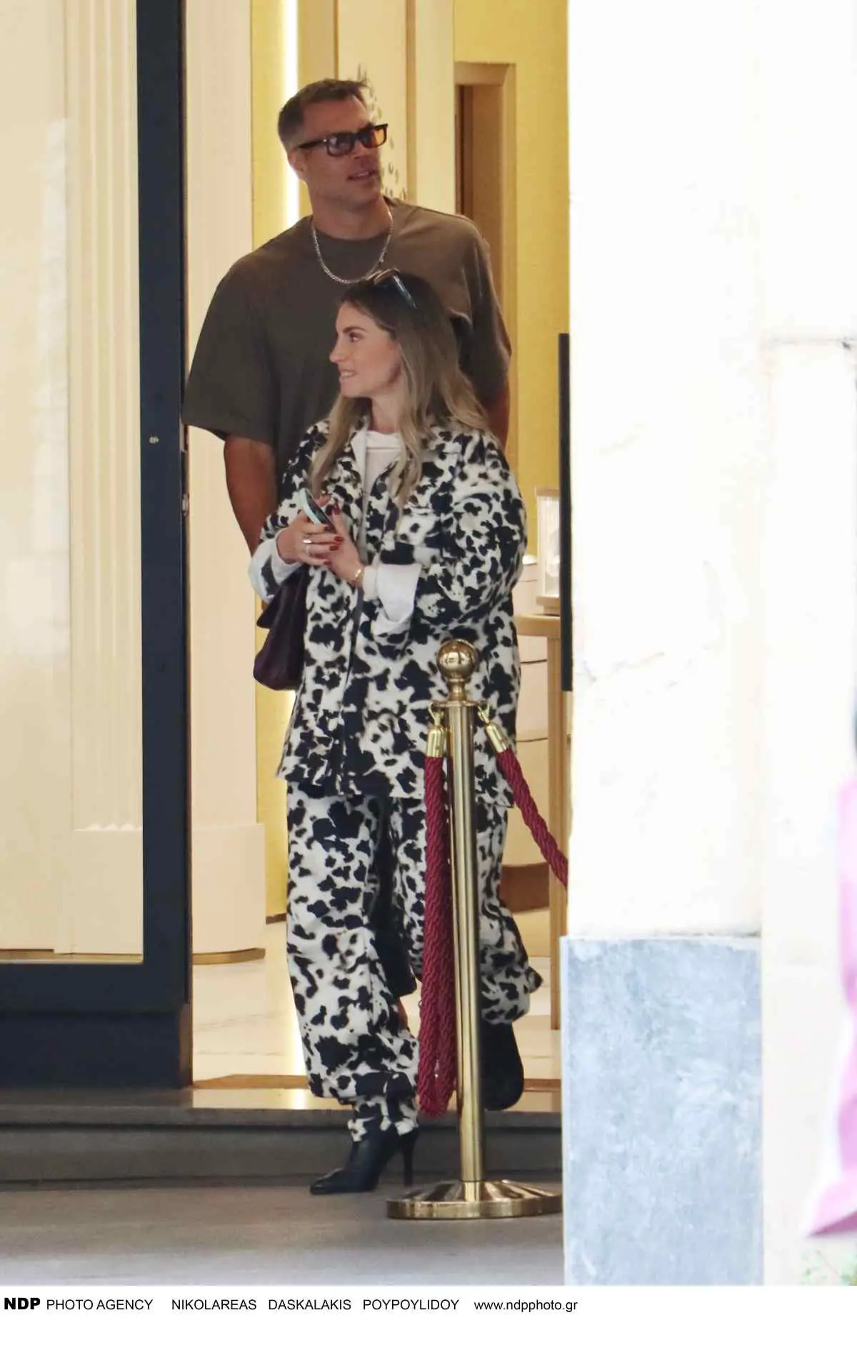 Αθηνά Οικονομάκου – Μπρούνο Τσερέλα: Χέρι-χέρι στη βόλτα τους στην καρδιά της Αθήνας (Φωτογραφίες) 6 Αθηνά Οικονομάκου - Μπρούνο Τσερέλα