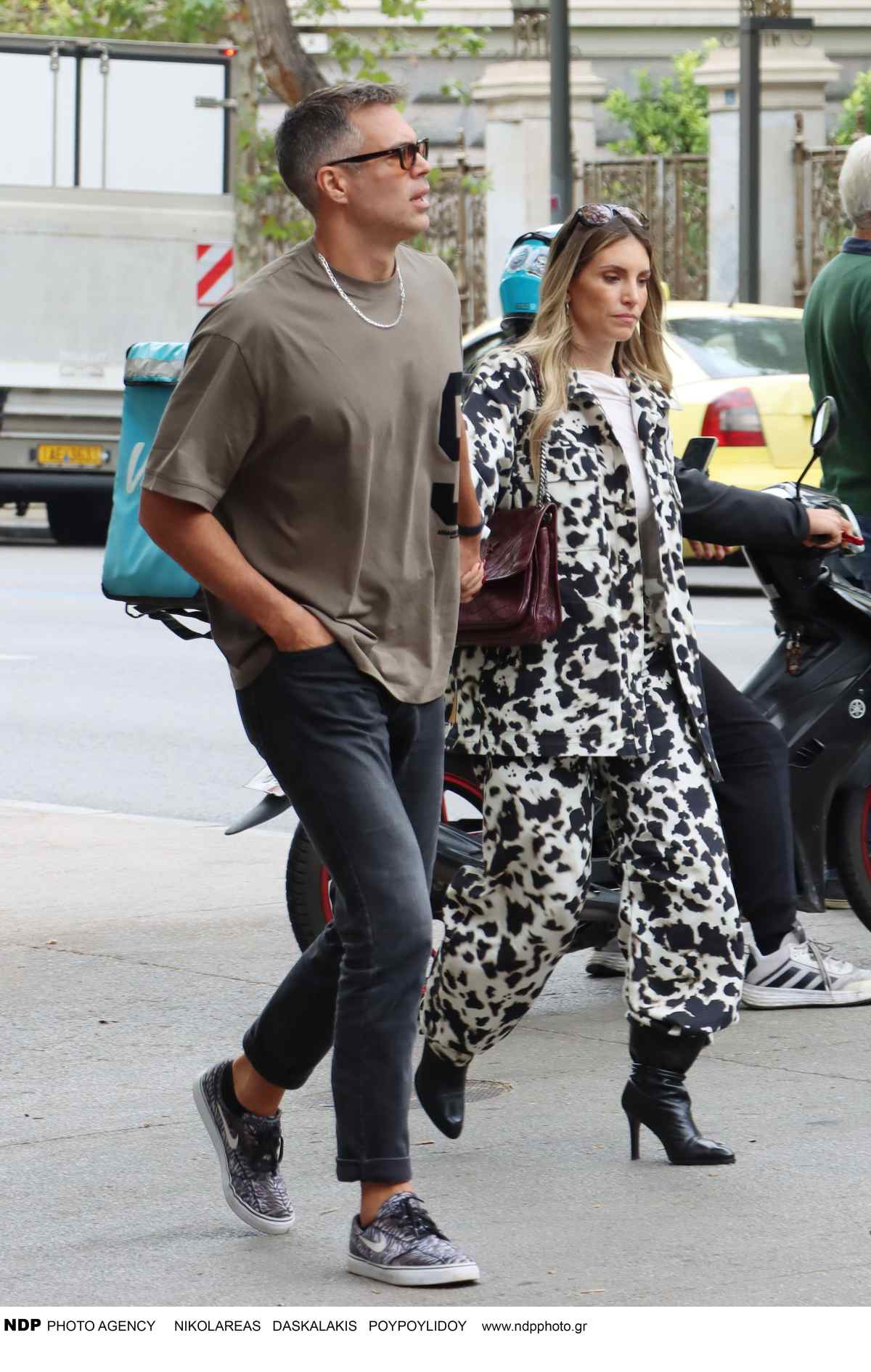 Αθηνά Οικονομάκου – Μπρούνο Τσερέλα: Χέρι-χέρι στη βόλτα τους στην καρδιά της Αθήνας (Φωτογραφίες) 7 Αθηνά Οικονομάκου - Μπρούνο Τσερέλα