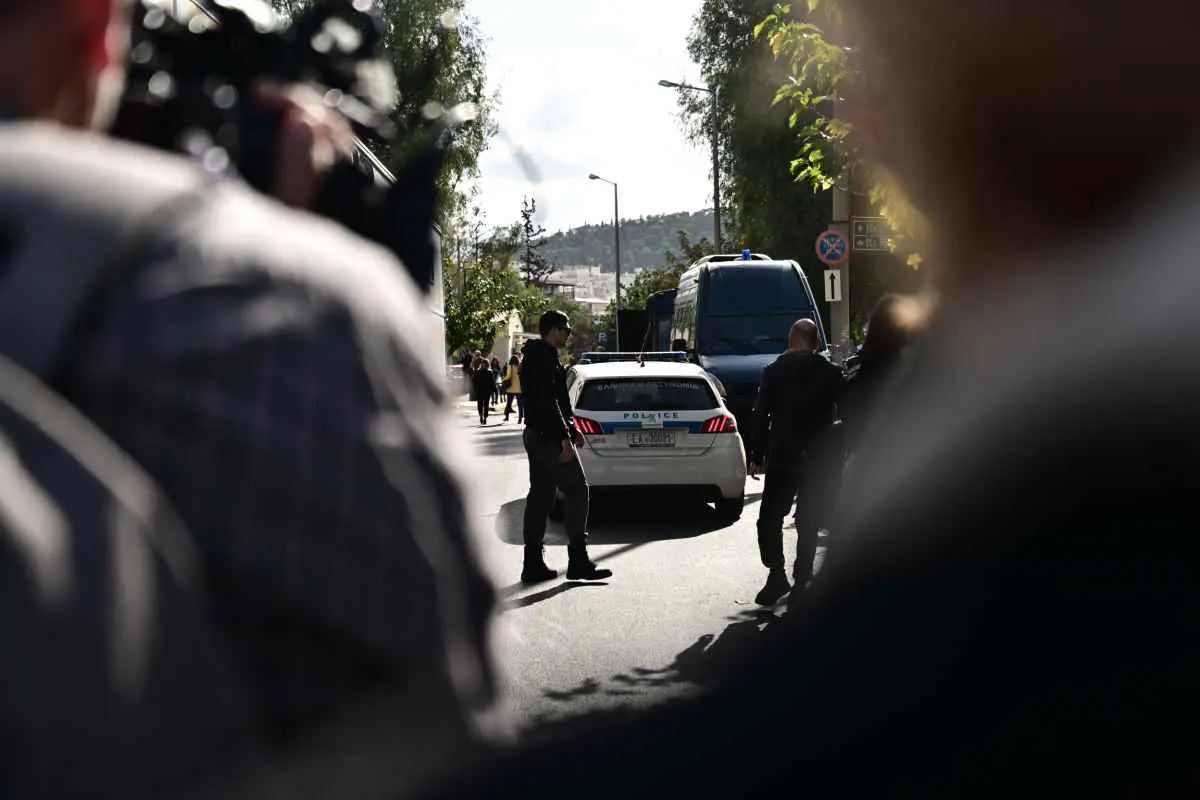 Δήμητρα Ματσούκα: Η ηθοποιός ενώπιον του εισαγγελέα – Καρέ καρέ η προσέλευσή της στα δικαστήρια Ευελπίδων 9 Δήμητρα Ματσούκα: Στον εισαγγελέα η ηθοποιός - Καρέ καρέ η άφιξή της στα δικαστήρια της Ευελπίδων