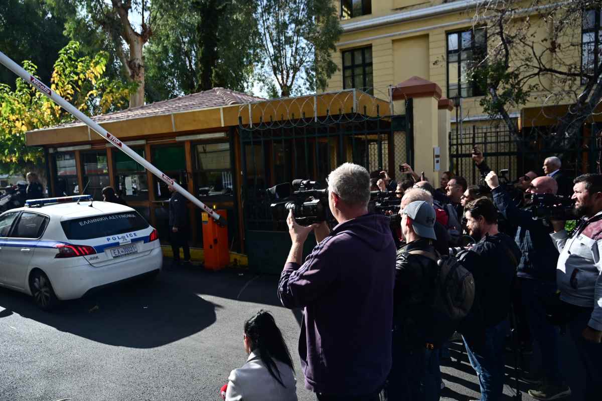 Δήμητρα Ματσούκα: Η ηθοποιός ενώπιον του εισαγγελέα – Καρέ καρέ η προσέλευσή της στα δικαστήρια Ευελπίδων 7 Δήμητρα Ματσούκα: Στον εισαγγελέα η ηθοποιός - Καρέ καρέ η άφιξή της στα δικαστήρια της Ευελπίδων