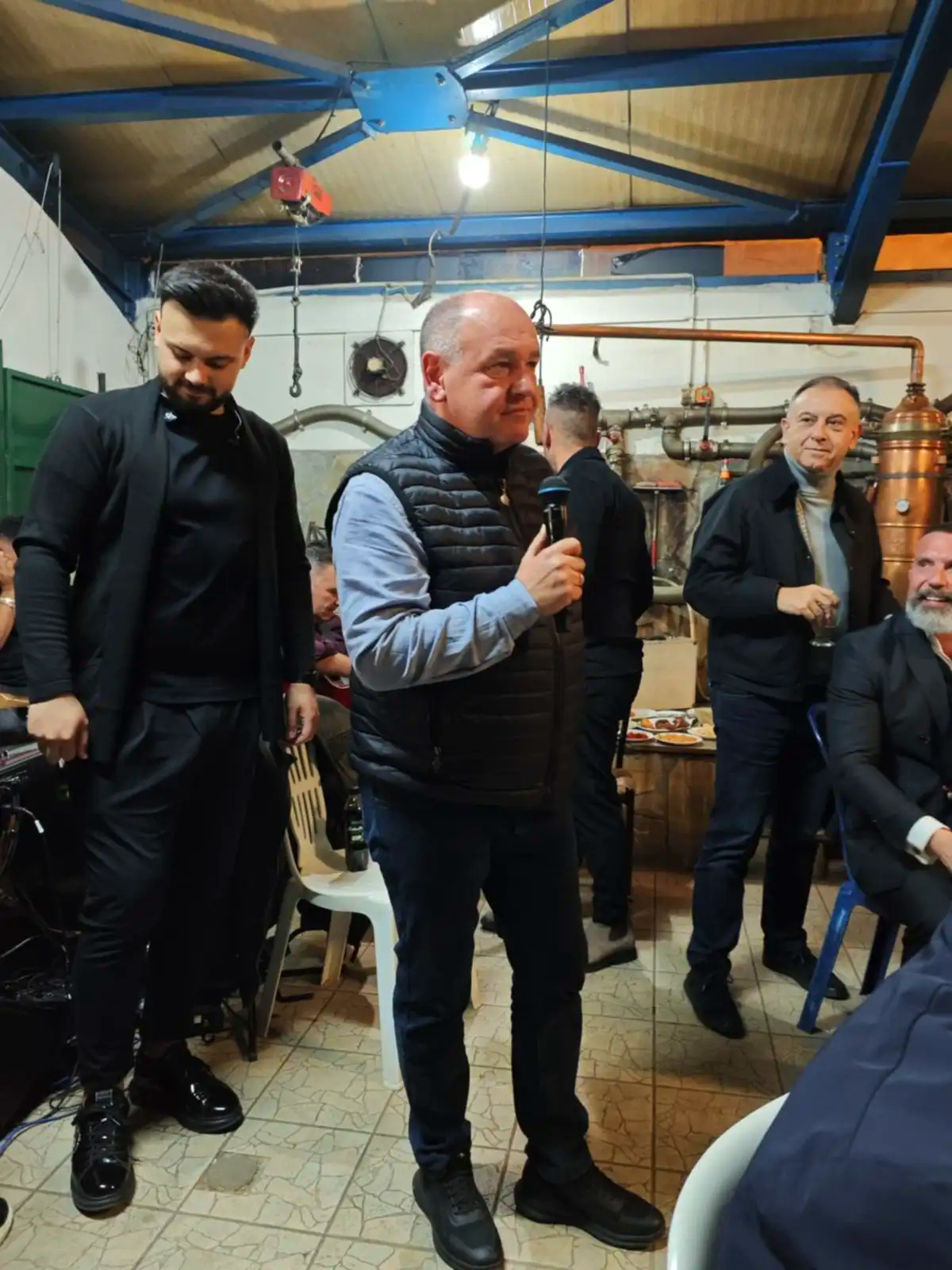 Φλώρινα: Νίκος Δένδιας, Νίκη Κεραμέως και άλλοι υπουργοί και βουλευτές της ΝΔ, έδωσαν το «παρών» σε παραδοσιακό βράσιμο τσίπουρου 15 Φλώρινα: Νίκος Δένδιας, Νίκη Κεραμέως και άλλοι υπουργοί και βουλευτές της ΝΔ, έδωσαν το «παρών» σε παραδοσιακό βράσιμο τσίπουρου