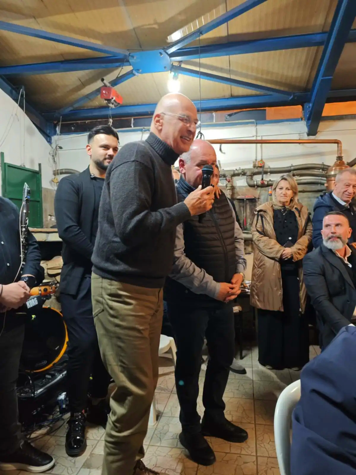 Φλώρινα: Νίκος Δένδιας, Νίκη Κεραμέως και άλλοι υπουργοί και βουλευτές της ΝΔ, έδωσαν το «παρών» σε παραδοσιακό βράσιμο τσίπουρου 16 Φλώρινα: Νίκος Δένδιας, Νίκη Κεραμέως και άλλοι υπουργοί και βουλευτές της ΝΔ, έδωσαν το «παρών» σε παραδοσιακό βράσιμο τσίπουρου