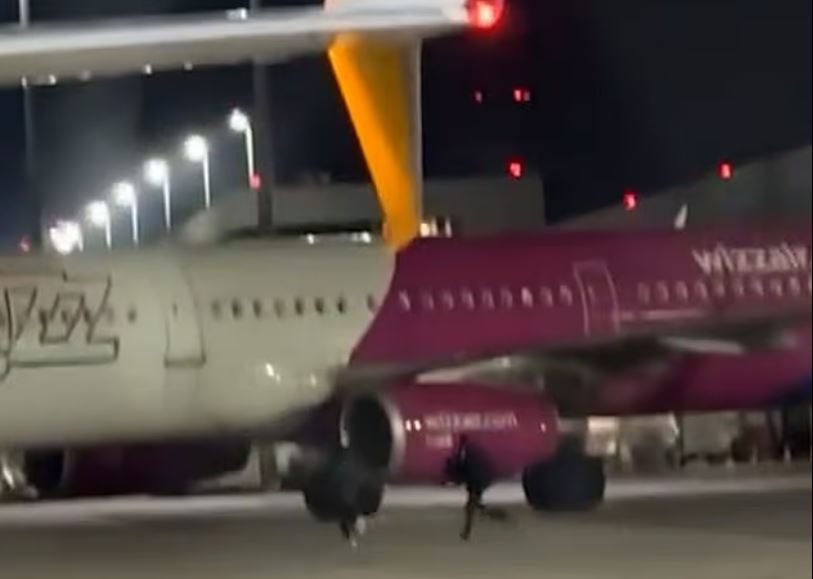 Βίντεο: Η στιγμή που αργοπορημένοι επιβάτες εισβάλλουν στην πίστα και προσπαθούν να σταματήσουν το αεροπλάνο