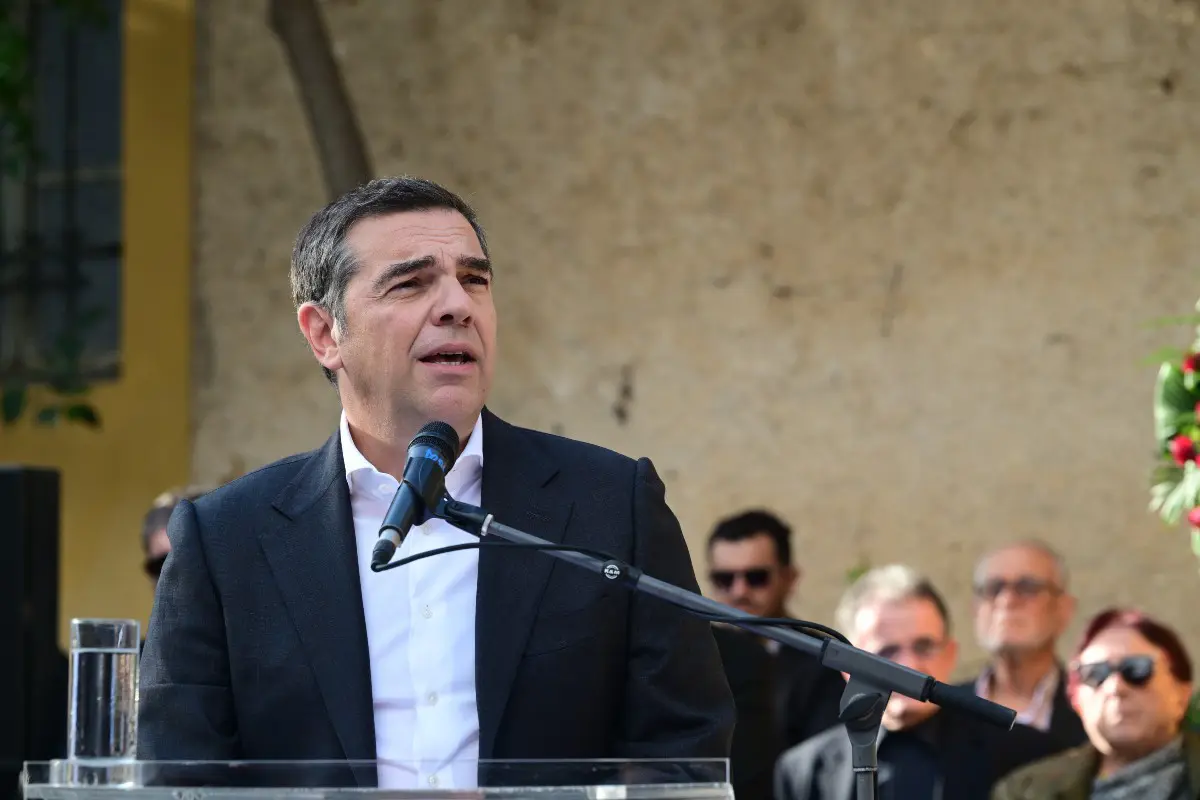 McBeth: Οργισμένος με τον Τσίπρα – «Το όνομά μου δεν έχει θέση στο βιβλίο του» 2 Ο Αλέξης Τσίπρας στην κηδεία του Αλέκου Φλαμπουράρη