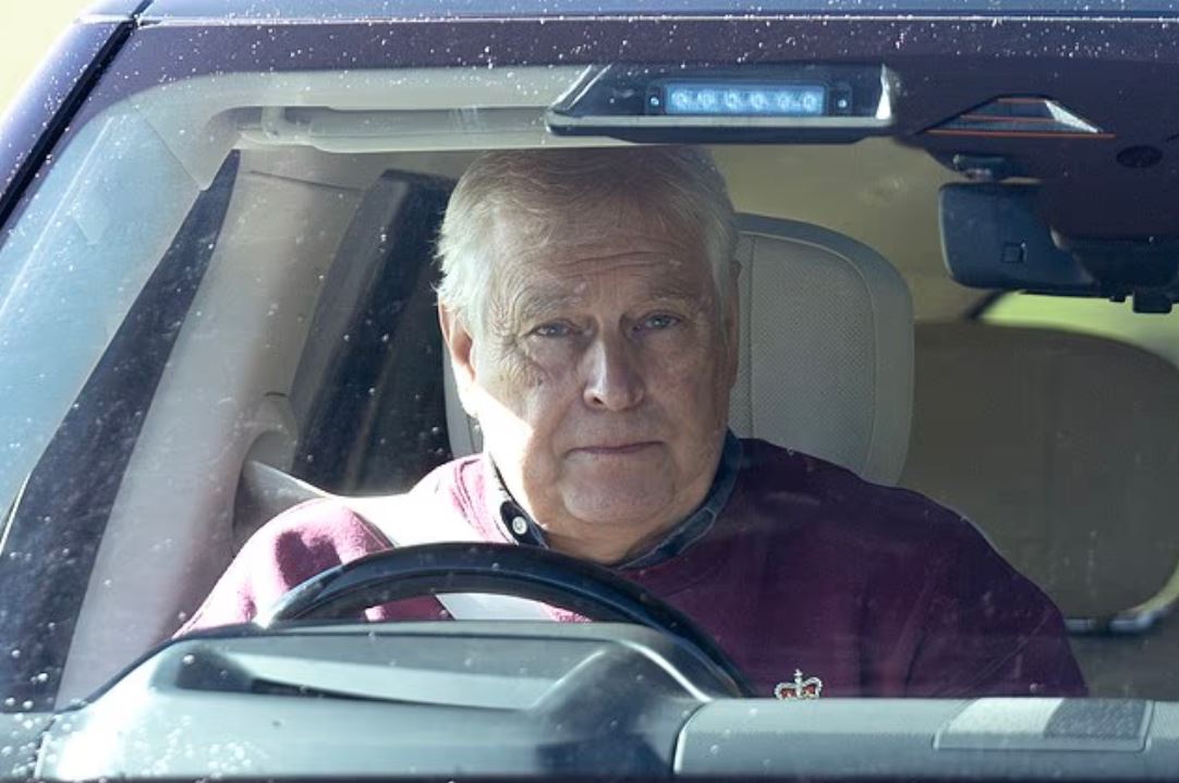 Άντριου: Η πρώτη δημόσια παρουσία του πρώην πρίγκιπα μετά την απομάκρυνσή του από τη βασιλική οικογένεια 2 Άντριου: Η πρώτη δημόσια παρουσία του πρώην πρίγκιπα μετά την απομάκρυνσή του από τη βασιλική οικογένεια