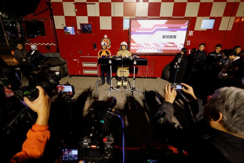 Χονγκ Κονγκ: Πληθαίνουν οι νεκροί από τη φωτιά στους ουρανοξύστες – Πώς τα ικριώματα από μπαμπού συνέβαλαν στην εξάπλωση της λαίλαπας