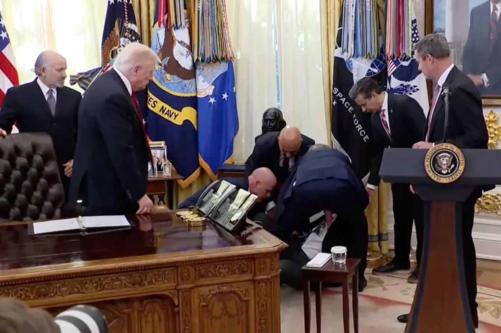 Συναγερμός στον Λευκό Οίκο: Άνδρας λιποθύμησε κοντά στον Τραμπ σε εκδήλωση – ΒΙΝΤΕΟ 3 Συναγερμός στον Λευκό Οίκο: Άνδρας λιποθύμησε κοντά στον Τραμπ σε εκδήλωση – ΒΙΝΤΕΟ