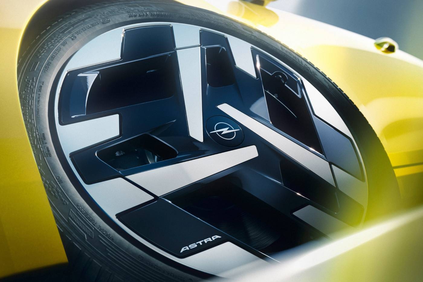 Το νέο Opel Astra κάνει την εμφάνισή του 4 CompactClassHighlightFirstGlimpseofNewOpelAstraandAstraSportsTourer (2) (1)