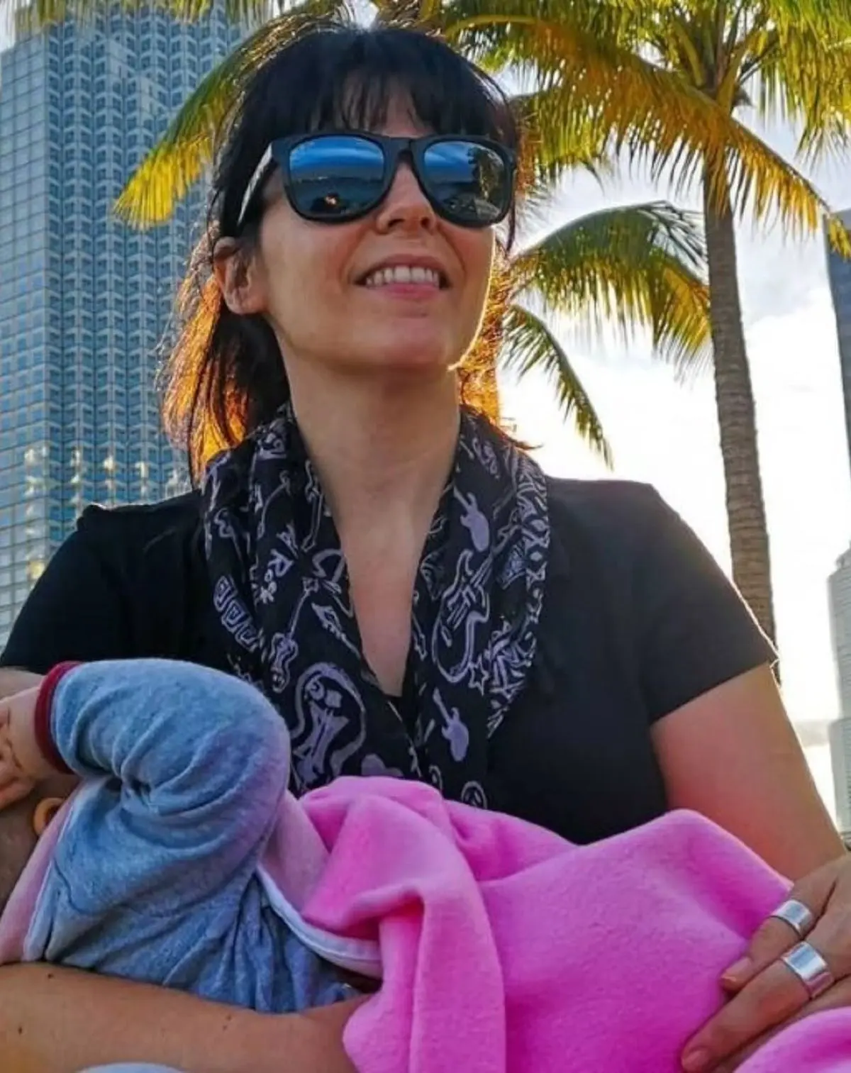 Ηλέκτρα Αστέρη – Μοιράστηκε στιγμιότυπα θηλασμού με τη μικρή της κόρη: «Όλες οι μαμάδες είμαστε ίδιες» 5 Ηλέκτρα Αστέρη θηλασμός