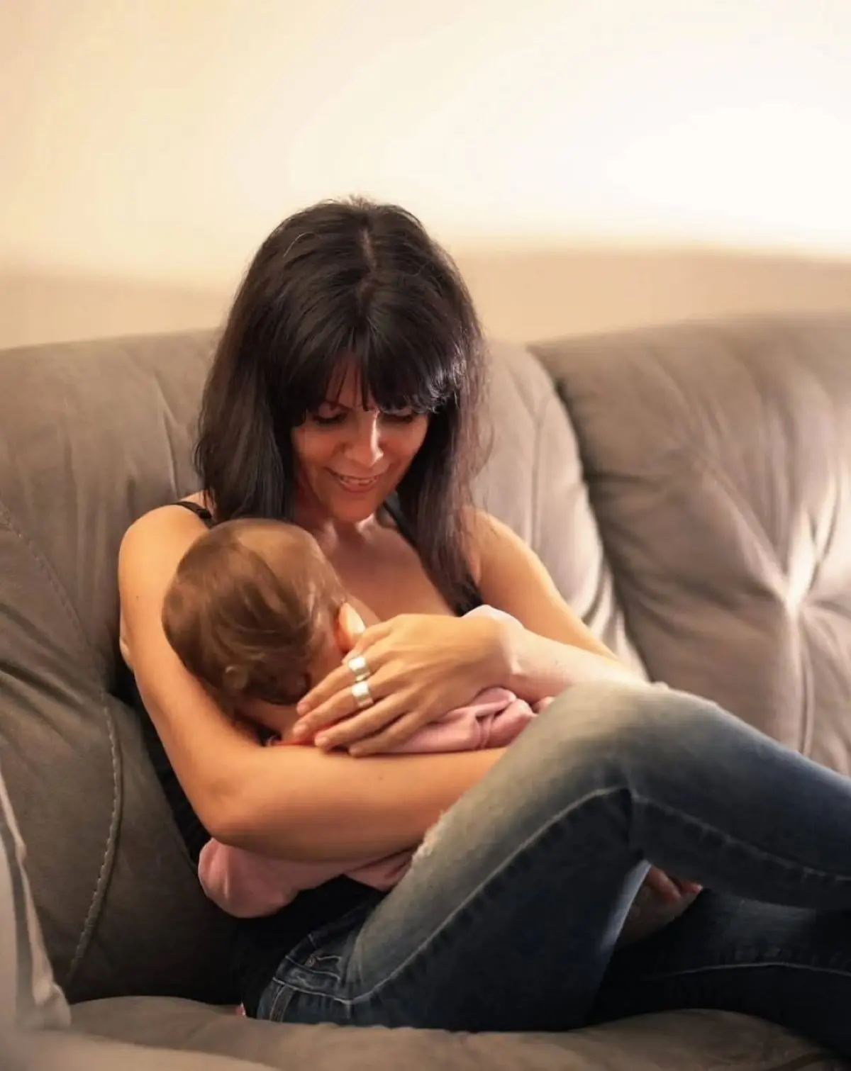 Ηλέκτρα Αστέρη – Μοιράστηκε στιγμιότυπα θηλασμού με τη μικρή της κόρη: «Όλες οι μαμάδες είμαστε ίδιες» 4 Ηλέκτρα Αστέρη θηλασμός