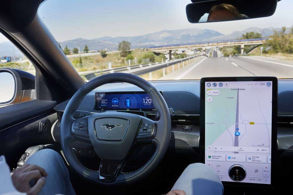 Ford se convierte en el primer fabricante de automóviles de España que introduce el sistema de asistencia a la conducción BlueCruise, que permite la conducción en autopista, sin manos y con la vista en la carretera