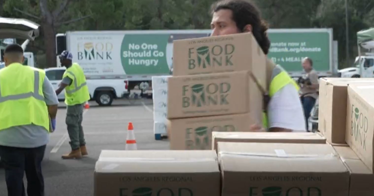 Δυσκολίες στις ΗΠΑ λόγω shutdown: Χιλιάδες πολίτες σε ουρές για δωρεάν τρόφιμα στην Καλιφόρνια – ΒΙΝΤΕΟ 8 Δυσκολίες στις ΗΠΑ λόγω shutdown: Χιλιάδες πολίτες σε ουρές για δωρεάν τρόφιμα στην Καλιφόρνια – ΒΙΝΤΕΟ