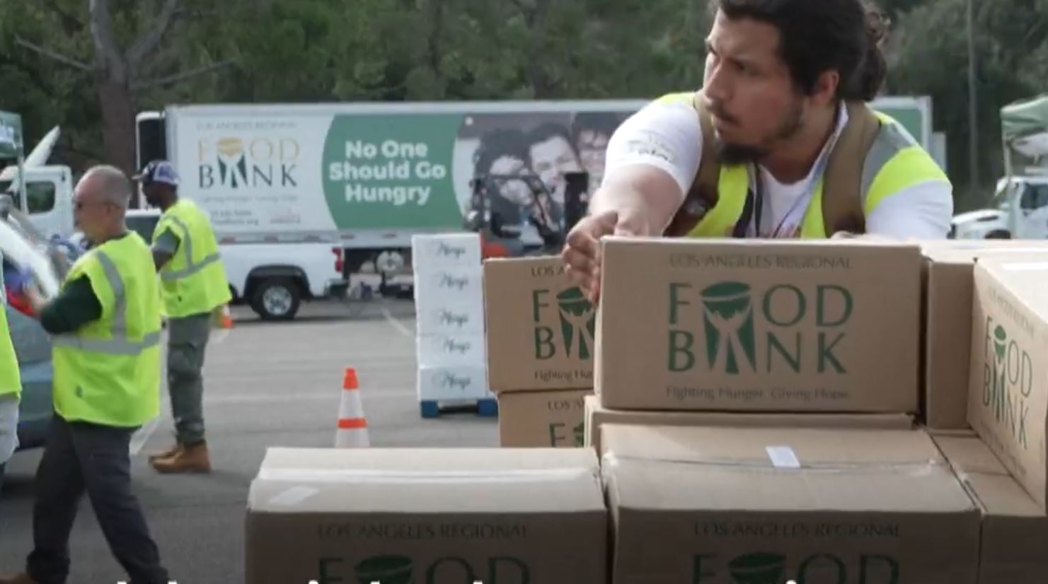 Δυσκολίες στις ΗΠΑ λόγω shutdown: Χιλιάδες πολίτες σε ουρές για δωρεάν τρόφιμα στην Καλιφόρνια – ΒΙΝΤΕΟ 6 Δυσκολίες στις ΗΠΑ λόγω shutdown: Χιλιάδες πολίτες σε ουρές για δωρεάν τρόφιμα στην Καλιφόρνια – ΒΙΝΤΕΟ