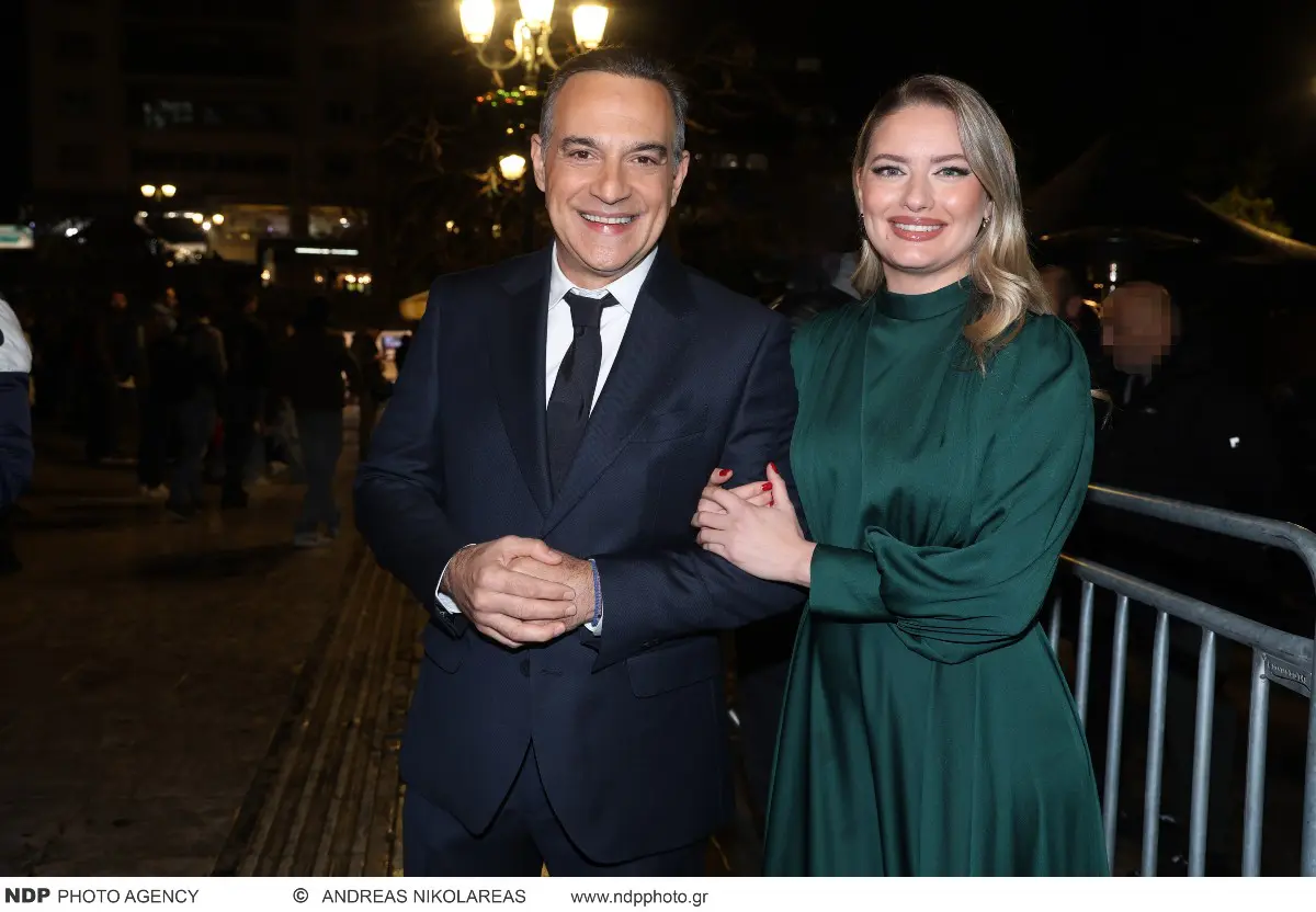 Σύνταγμα – Φωταγωγήθηκε το δέντρο με καταρρακτώδη βροχή και τον Μουζουράκη στη σκηνή 13 Ο Κρατερός Κατσούλης και η Ντόρα Μακρυγιάννη στη φωταγώγηση δέντρο του Συντάγματος