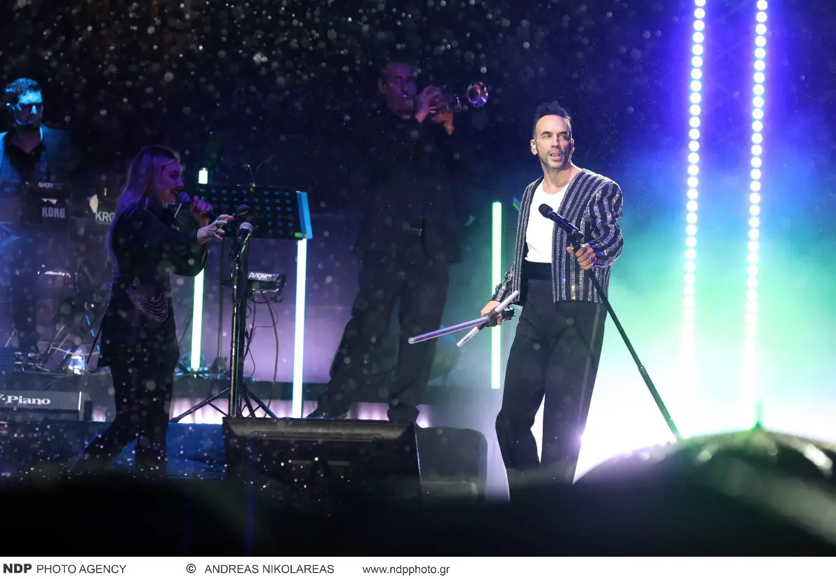 Σύνταγμα – Φωταγωγήθηκε το δέντρο με καταρρακτώδη βροχή και τον Μουζουράκη στη σκηνή 9 Ο Πάνος Μουζουράκης στη φωταγώγηση δέντρο του Συντάγματος