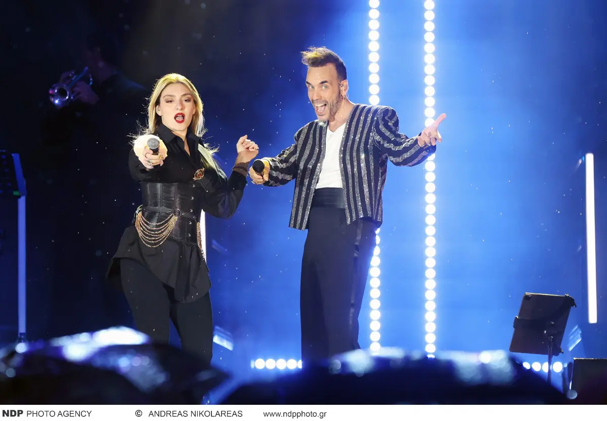 Σύνταγμα – Φωταγωγήθηκε το δέντρο με καταρρακτώδη βροχή και τον Μουζουράκη στη σκηνή 10 Ο Πάνος Μουζουράκης στη φωταγώγηση δέντρο του Συντάγματος