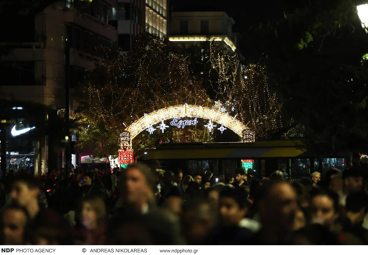 Σύνταγμα – Φωταγωγήθηκε το δέντρο με καταρρακτώδη βροχή και τον Μουζουράκη στη σκηνή 11 Φωταγώγηση δέντρο Σύνταγμα