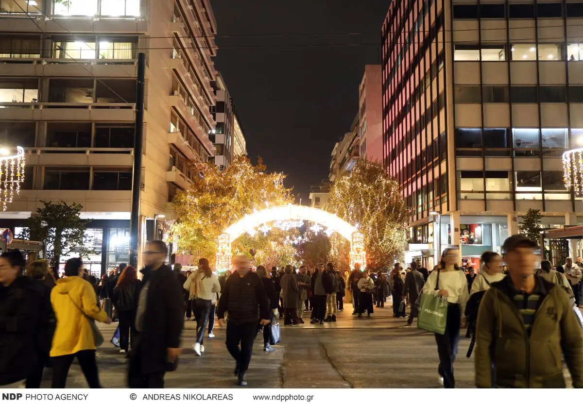 Σύνταγμα – Φωταγωγήθηκε το δέντρο με καταρρακτώδη βροχή και τον Μουζουράκη στη σκηνή 14 Φωταγώγηση δέντρο Σύνταγμα
