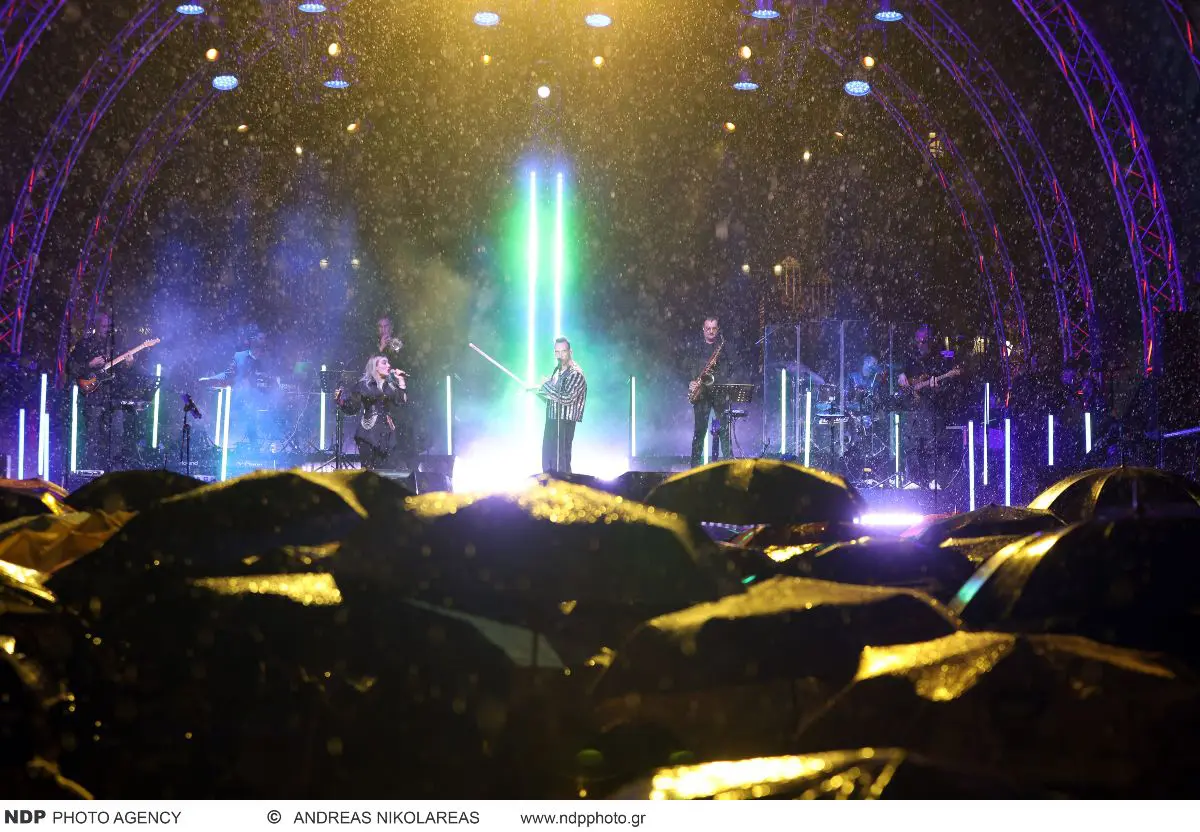 Σύνταγμα – Φωταγωγήθηκε το δέντρο με καταρρακτώδη βροχή και τον Μουζουράκη στη σκηνή 8 Φωταγώγηση δέντρο Σύνταγμα