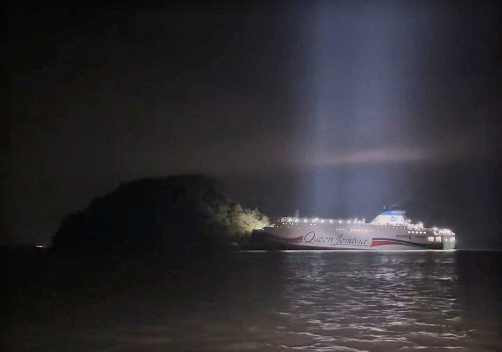 Νότια Κορέα: Αφηρημένος στο κινητό, πρόσκρουσε το πλοίο σε έρημο νησί – Κατηγορίες κατά του πηδαλιούχου