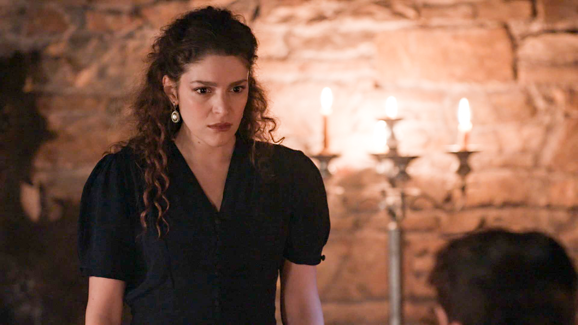 Grand Hotel: Ο Πέτρος καταφθάνει στο ξενοδοχείο – Καθηλωτικά τα επόμενα επεισόδια