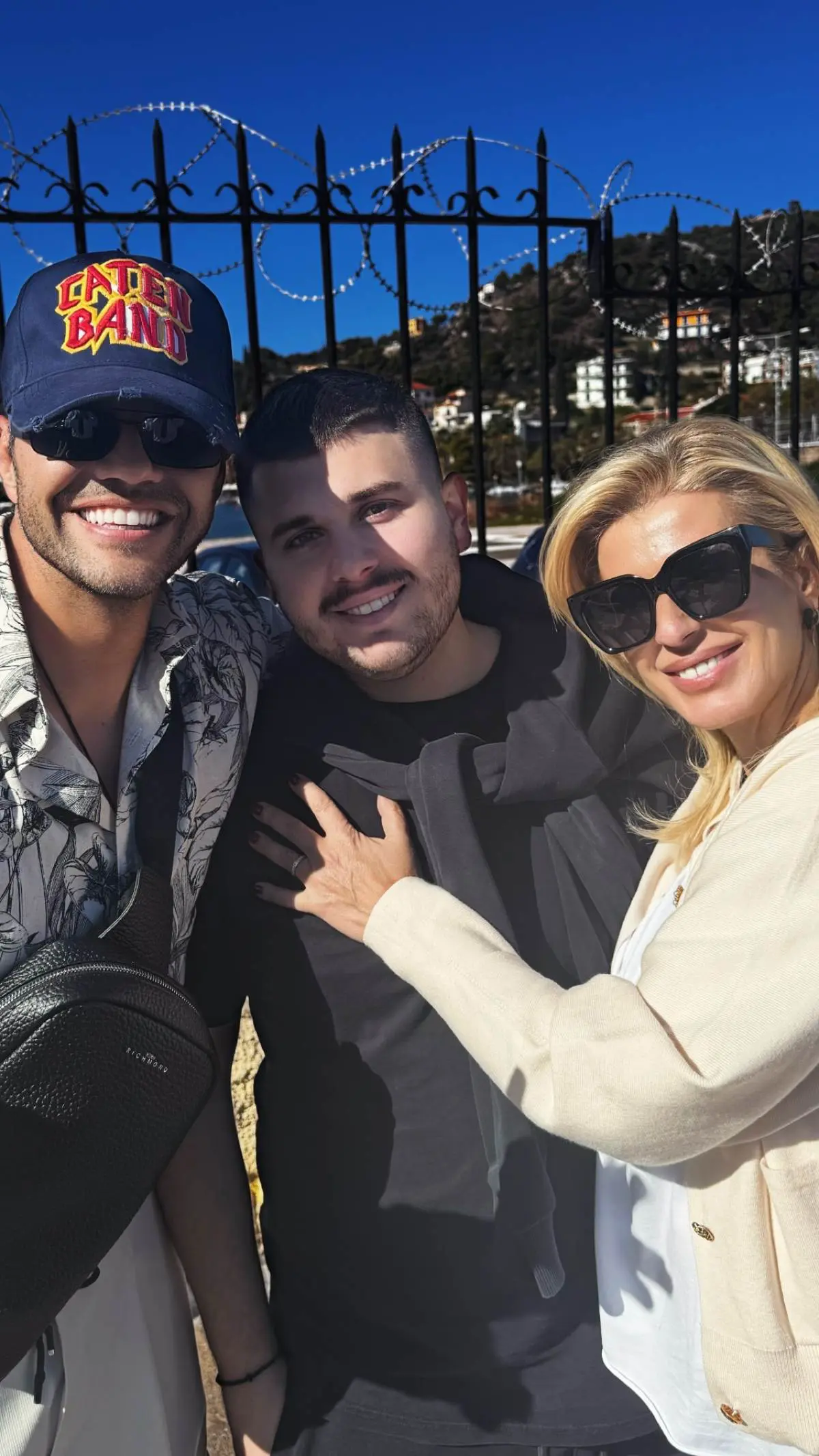 Ο Γιώργος Τσαλίκης με τη Δώρα Δημητροπούλου και τον γιο τους, Βασίλη