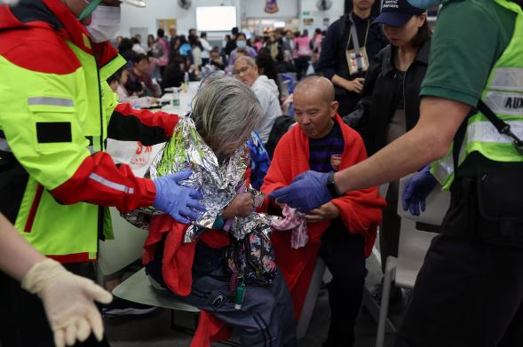 Χονγκ Κονγκ: Πληθαίνουν οι νεκροί από τη φωτιά στους ουρανοξύστες – Πώς τα ικριώματα από μπαμπού συνέβαλαν στην εξάπλωση της λαίλαπας