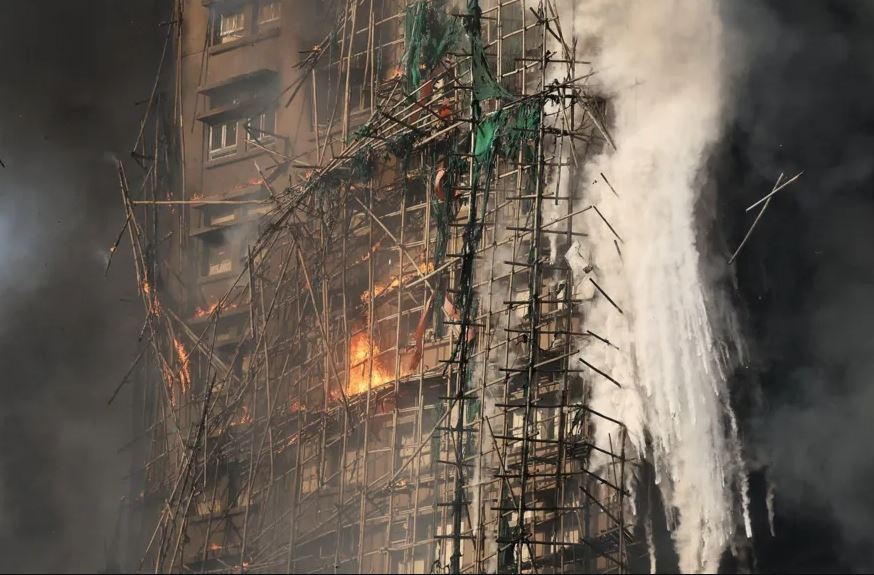 Χονγκ Κονγκ: Πληθαίνουν οι νεκροί από τη φωτιά στους ουρανοξύστες – Πώς τα ικριώματα από μπαμπού συνέβαλαν στην εξάπλωση της λαίλαπας