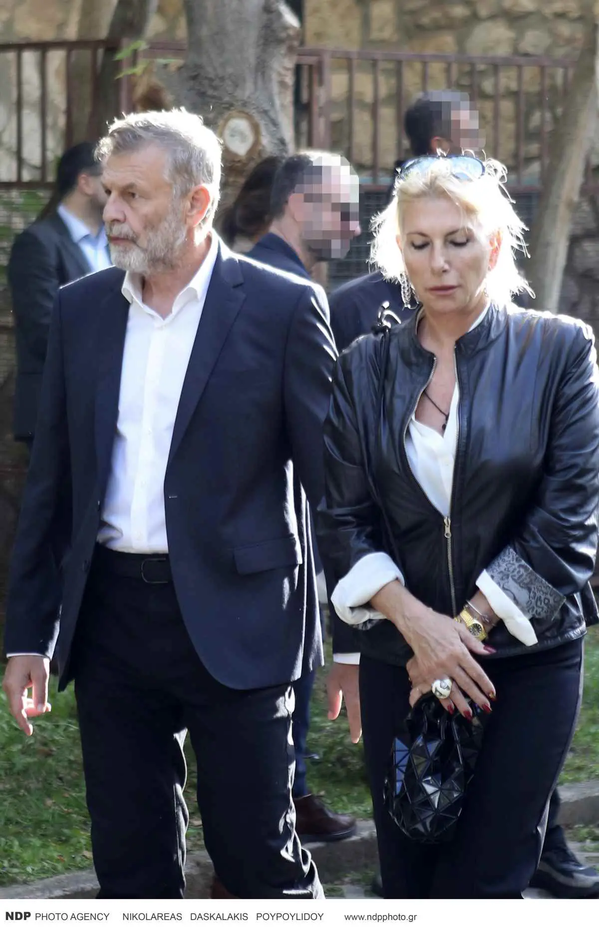 Ο Απόστολος Γκλέτσος και η σύντροφός του στην κηδεία του Φλαμπουράκη