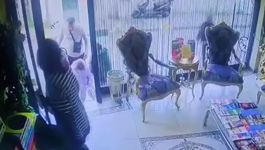 Κωνσταντινούπολη: Έντεκα συλλήψεις για τον θάνατο μητέρας και δύο παιδιών από δηλητηρίαση 2 Κωνσταντινούπολη: Έντεκα συλλήψεις για τον θάνατο μητέρας και δύο παιδιών από δηλητηρίαση