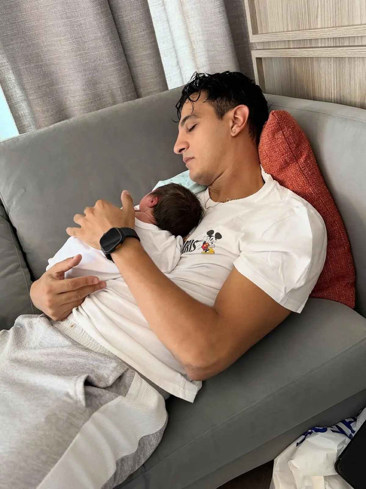 Τζένη Θεωνά: Αποκαλύπτει το βρεφικό δωμάτιο του νεογέννητου γιου της (Βίντεο) 5 Τζένη Θεωνά: Οι πρώτες φωτογραφίες με το νεογέννητο μωρό της